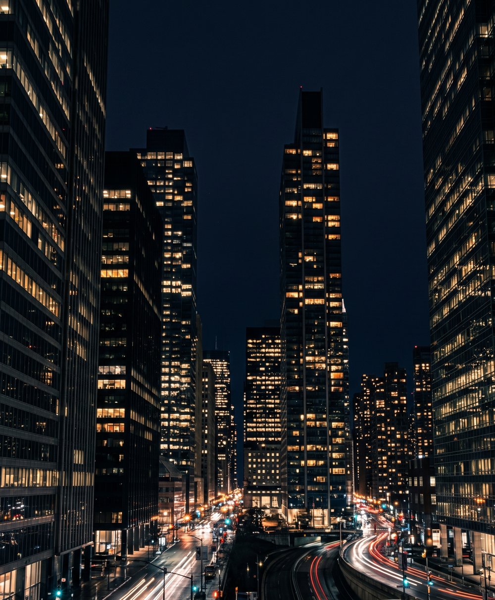 Modernes Bürogebäude bei Nacht