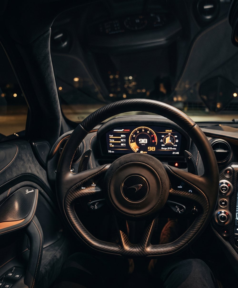 Lenkrad und Cockpit eines Sportwagens